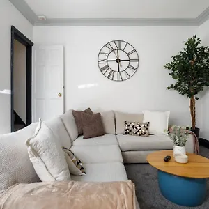 Spacious Three-bedroom In Leeds Leeds (West Yorkshire)